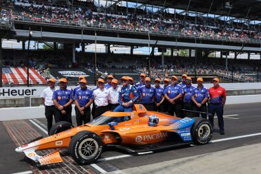 Auckland, Yeni Zelanda 'dan NTT INDYCAR SERIES sürücüsü SCOTT DIXON (9) (NZL), Indianapolis 500' ün 109. koşusuna katıldıktan sonra geleneksel fotoğraf için poz veriyor..