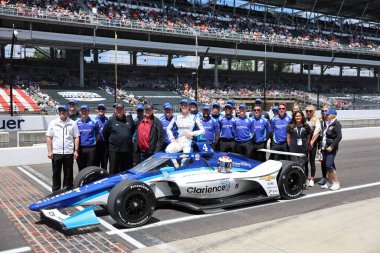 Şikago, IL 'den NTT INDYCAR SERIES sürücüsü, DAVID MALUKAS (4), Indianapolis 500' ün 109. koşusuna katıldıktan sonra geleneksel fotoğraf için poz vermektedir..
