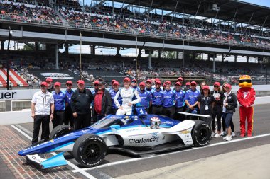 Şikago, IL 'den NTT INDYCAR SERIES sürücüsü, DAVID MALUKAS (4), Indianapolis 500' ün 109. koşusuna katıldıktan sonra geleneksel fotoğraf için poz vermektedir..