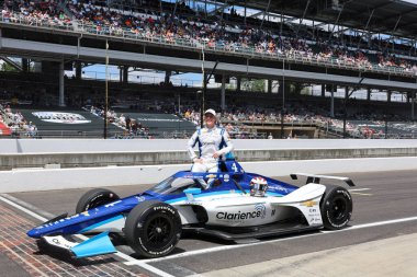 Şikago, IL 'den NTT INDYCAR SERIES sürücüsü, DAVID MALUKAS (4), Indianapolis 500' ün 109. koşusuna katıldıktan sonra geleneksel fotoğraf için poz vermektedir..