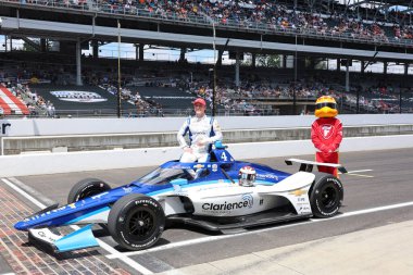 Şikago, IL 'den NTT INDYCAR SERIES sürücüsü, DAVID MALUKAS (4), Indianapolis 500' ün 109. koşusuna katıldıktan sonra geleneksel fotoğraf için poz vermektedir..