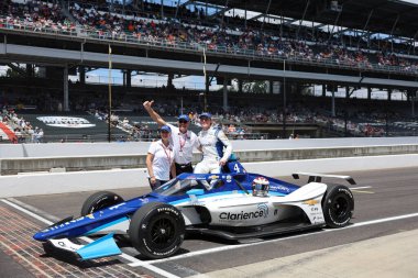 Şikago, IL 'den NTT INDYCAR SERIES sürücüsü, DAVID MALUKAS (4), Indianapolis 500' ün 109. koşusuna katıldıktan sonra geleneksel fotoğraf için poz vermektedir..