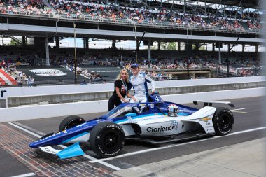 Şikago, IL 'den NTT INDYCAR SERIES sürücüsü, DAVID MALUKAS (4), Indianapolis 500' ün 109. koşusuna katıldıktan sonra geleneksel fotoğraf için poz vermektedir..