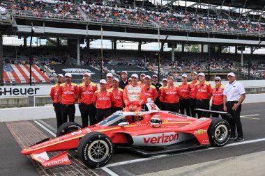 Toowoomba, Avustralya 'dan NTT INDYCAR SERIES sürücüsü Will POWER (12) (AUS), Indianapolis 500' ün 109. koşusuna katıldıktan sonra geleneksel fotoğraf için poz veriyor..