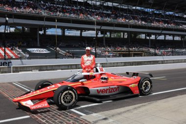 Toowoomba, Avustralya 'dan NTT INDYCAR SERIES sürücüsü Will POWER (12) (AUS), Indianapolis 500' ün 109. koşusuna katıldıktan sonra geleneksel fotoğraf için poz veriyor..