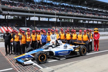 NTT INDYCAR SERIES sürücüsü KYLE LARSON (17) (ABD) (Elk Grove, Kaliforniya), Indianapolis 500 'ün 109. koşusuna katıldıktan sonra poz vermektedir..