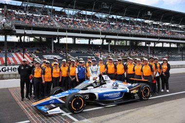 NTT INDYCAR SERIES sürücüsü KYLE LARSON (17) (ABD) (Elk Grove, Kaliforniya), Indianapolis 500 'ün 109. koşusuna katıldıktan sonra poz vermektedir..