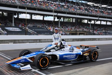 NTT INDYCAR SERIES sürücüsü KYLE LARSON (17) (ABD) (Elk Grove, Kaliforniya), Indianapolis 500 'ün 109. koşusuna katıldıktan sonra poz vermektedir..