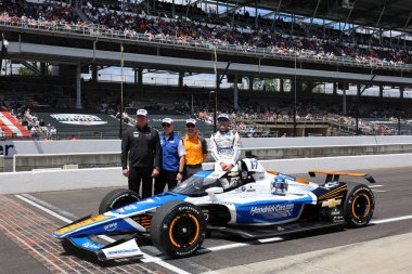 NTT INDYCAR SERIES sürücüsü KYLE LARSON (17) (ABD) (Elk Grove, Kaliforniya), Indianapolis 500 'ün 109. koşusuna katıldıktan sonra poz vermektedir..
