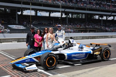 NTT INDYCAR SERIES sürücüsü KYLE LARSON (17) (ABD) (Elk Grove, Kaliforniya), Indianapolis 500 'ün 109. koşusuna katıldıktan sonra poz vermektedir..