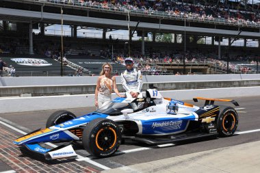 NTT INDYCAR SERIES sürücüsü KYLE LARSON (17) (ABD) (Elk Grove, Kaliforniya), Indianapolis 500 'ün 109. koşusuna katıldıktan sonra poz vermektedir..