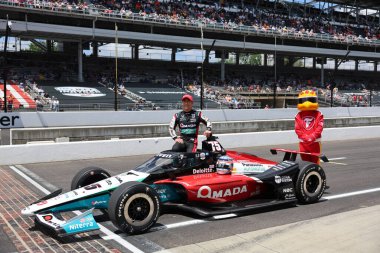 Tokyo, Japonya 'dan NTT INDYCAR SERIES sürücüsü Takuma Sato (75), Indianapolis 500' ün 109. koşusuna katıldıktan sonra ABD 'nin Speedway kentindeki Indianapolis Motor Yarış Pistinde geleneksel fotoğraf için poz veriyor..
