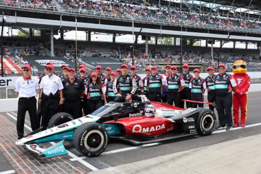 Tokyo, Japonya 'dan NTT INDYCAR SERIES sürücüsü Takuma Sato (75), Indianapolis 500' ün 109. koşusuna katıldıktan sonra ABD 'nin Speedway kentindeki Indianapolis Motor Yarış Pistinde geleneksel fotoğraf için poz veriyor..