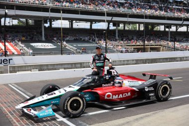 Tokyo, Japonya 'dan NTT INDYCAR SERIES sürücüsü Takuma Sato (75), Indianapolis 500' ün 109. koşusuna katıldıktan sonra ABD 'nin Speedway kentindeki Indianapolis Motor Yarış Pistinde geleneksel fotoğraf için poz veriyor..