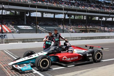 Tokyo, Japonya 'dan NTT INDYCAR SERIES sürücüsü Takuma Sato (75), Indianapolis 500' ün 109. koşusuna katıldıktan sonra ABD 'nin Speedway kentindeki Indianapolis Motor Yarış Pistinde geleneksel fotoğraf için poz veriyor..