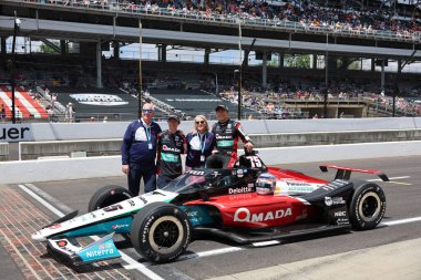 Tokyo, Japonya 'dan NTT INDYCAR SERIES sürücüsü Takuma Sato (75), Indianapolis 500' ün 109. koşusuna katıldıktan sonra ABD 'nin Speedway kentindeki Indianapolis Motor Yarış Pistinde geleneksel fotoğraf için poz veriyor..