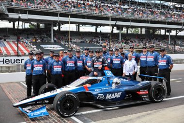 NTT INDYCAR SERIES sürücüsü, Nazareth, Pennsylvania 'dan MARCO ANDRETTI (98), Indianapolis 500' ün 109. koşusuna katıldıktan sonra geleneksel fotoğraf için poz veriyor..