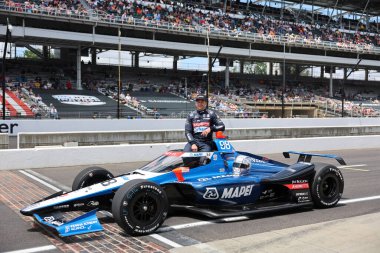 NTT INDYCAR SERIES sürücüsü, Nazareth, Pennsylvania 'dan MARCO ANDRETTI (98), Indianapolis 500' ün 109. koşusuna katıldıktan sonra geleneksel fotoğraf için poz veriyor..