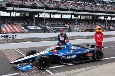 NTT INDYCAR SERIES sürücüsü, Nazareth, Pennsylvania 'dan MARCO ANDRETTI (98), Indianapolis 500' ün 109. koşusuna katıldıktan sonra geleneksel fotoğraf için poz veriyor..