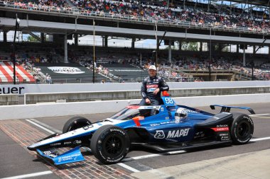 NTT INDYCAR SERIES sürücüsü, Nazareth, Pennsylvania 'dan MARCO ANDRETTI (98), Indianapolis 500' ün 109. koşusuna katıldıktan sonra geleneksel fotoğraf için poz veriyor..