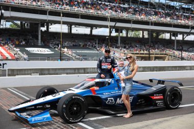 NTT INDYCAR SERIES sürücüsü, Nazareth, Pennsylvania 'dan MARCO ANDRETTI (98), Indianapolis 500' ün 109. koşusuna katıldıktan sonra geleneksel fotoğraf için poz veriyor..