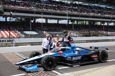 NTT INDYCAR SERIES sürücüsü, Nazareth, Pennsylvania 'dan MARCO ANDRETTI (98), Indianapolis 500' ün 109. koşusuna katıldıktan sonra geleneksel fotoğraf için poz veriyor..
