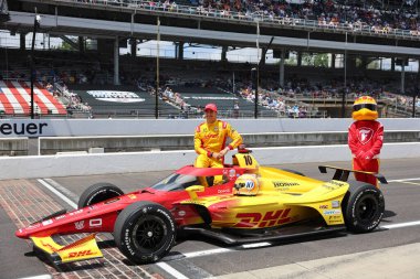 Barcelona, İspanya 'dan NTT INDYCAR SERIES sürücüsü ALEX PALOU (10) (ESP), Indianapolis 500' ün 109. koşusu için ABD 'nin Speedway kentindeki Indianapolis Motor Speedway' de poz vermektedir..