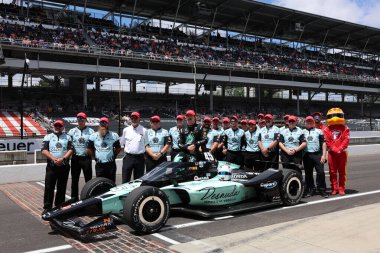 Odiham, İngiltere 'den NTT INDYCAR SERIES sürücüsü LOUIS FOSTER (R) (45) (ENG), Indianapolis' in 109. koşusuna katıldıktan sonra geleneksel fotoğraf için poz vermektedir..