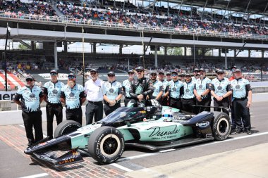 Odiham, İngiltere 'den NTT INDYCAR SERIES sürücüsü LOUIS FOSTER (R) (45) (ENG), Indianapolis' in 109. koşusuna katıldıktan sonra geleneksel fotoğraf için poz vermektedir..