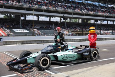 Odiham, İngiltere 'den NTT INDYCAR SERIES sürücüsü LOUIS FOSTER (R) (45) (ENG), Indianapolis' in 109. koşusuna katıldıktan sonra geleneksel fotoğraf için poz vermektedir..