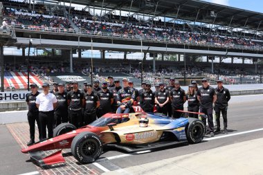 NTT INDYCAR SERIES sürücüsü, STING RAY ROBB (77) (ABD), ID, Indianapolis 500 'ün 109. koşusuna katıldıktan sonra geleneksel fotoğraf için poz verir..
