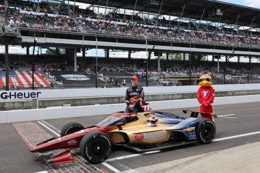 NTT INDYCAR SERIES sürücüsü, STING RAY ROBB (77) (ABD), ID, Indianapolis 500 'ün 109. koşusuna katıldıktan sonra geleneksel fotoğraf için poz verir..