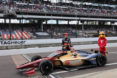 NTT INDYCAR SERIES sürücüsü, STING RAY ROBB (77) (ABD), ID, Indianapolis 500 'ün 109. koşusuna katıldıktan sonra geleneksel fotoğraf için poz verir..