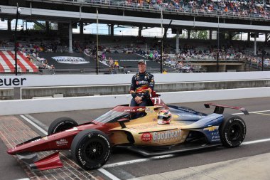 NTT INDYCAR SERIES sürücüsü, STING RAY ROBB (77) (ABD), ID, Indianapolis 500 'ün 109. koşusuna katıldıktan sonra geleneksel fotoğraf için poz verir..