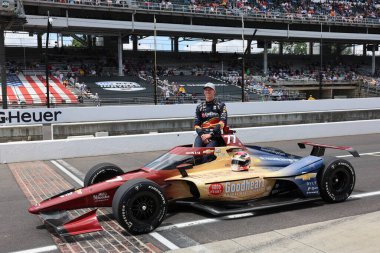 NTT INDYCAR SERIES sürücüsü, STING RAY ROBB (77) (ABD), ID, Indianapolis 500 'ün 109. koşusuna katıldıktan sonra geleneksel fotoğraf için poz verir..