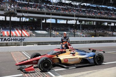 NTT INDYCAR SERIES sürücüsü, STING RAY ROBB (77) (ABD), ID, Indianapolis 500 'ün 109. koşusuna katıldıktan sonra geleneksel fotoğraf için poz verir..