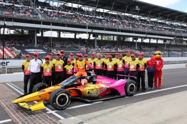 Toronto, Kanada 'dan NTT INDYCAR SERIES sürücüsü DEVLIN DEFRANCESCO (30) (Can), Indianapolis' in 109. Koşu yarışına katıldıktan sonra geleneksel fotoğraf için poz veriyor..