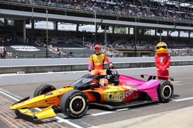 Toronto, Kanada 'dan NTT INDYCAR SERIES sürücüsü DEVLIN DEFRANCESCO (30) (Can), Indianapolis' in 109. Koşu yarışına katıldıktan sonra geleneksel fotoğraf için poz veriyor..