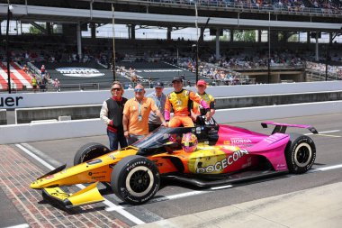 Toronto, Kanada 'dan NTT INDYCAR SERIES sürücüsü DEVLIN DEFRANCESCO (30) (Can), Indianapolis' in 109. Koşu yarışına katıldıktan sonra geleneksel fotoğraf için poz veriyor..