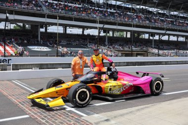 Toronto, Kanada 'dan NTT INDYCAR SERIES sürücüsü DEVLIN DEFRANCESCO (30) (Can), Indianapolis' in 109. Koşu yarışına katıldıktan sonra geleneksel fotoğraf için poz veriyor..