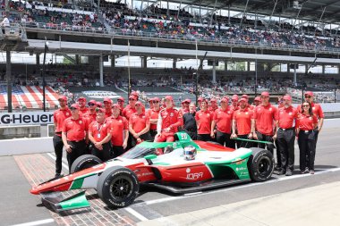 Cambridge, İngiltere 'den NTT INDYCAR SERIES sürücüsü, CALLUM ILOTT (90), Indianapolis 500' ün 109. koşusuna katıldıktan sonra geleneksel fotoğraf için poz vermektedir..