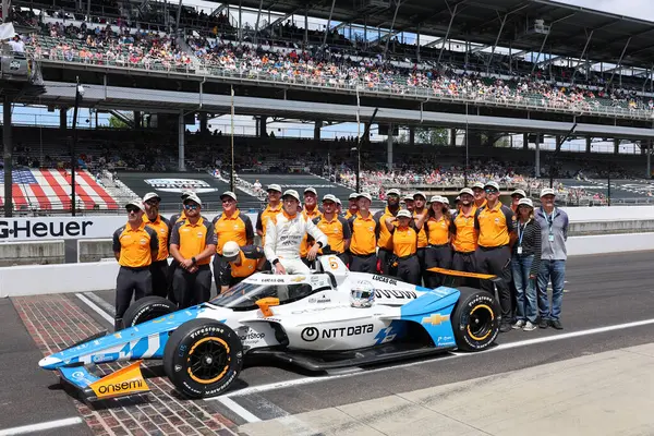 NTT INDYCAR SERIES sürücüsü, NOLAN SIEGEL (6) (ABD) (Palo Alto, CA), Indianapolis 500 'ün 109. koşusuna katıldıktan sonra poz vermektedir..