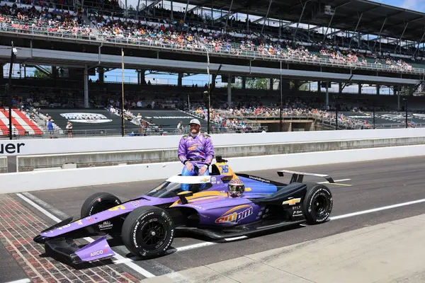 NTT INDYCAR SERIES sürücüsü, CONOR DALY (76) (ABD), ABD 'nin Speedway kentindeki Indianapolis 500' de 109. Koşu yarışına katıldıktan sonra geleneksel fotoğraf için poz verir..