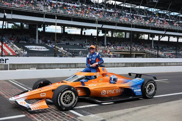 Auckland, Yeni Zelanda 'dan NTT INDYCAR SERIES sürücüsü SCOTT DIXON (9) (NZL), Indianapolis 500' ün 109. koşusuna katıldıktan sonra geleneksel fotoğraf için poz veriyor..