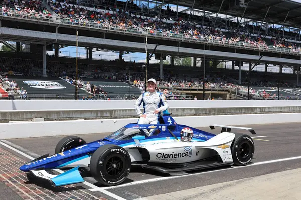 Şikago, IL 'den NTT INDYCAR SERIES sürücüsü, DAVID MALUKAS (4), Indianapolis 500' ün 109. koşusuna katıldıktan sonra geleneksel fotoğraf için poz vermektedir..