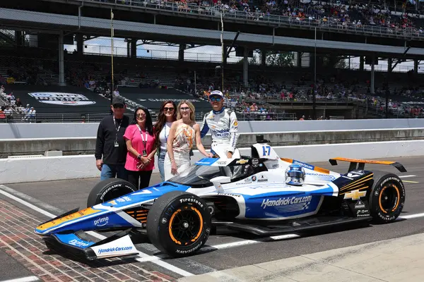 NTT INDYCAR SERIES sürücüsü KYLE LARSON (17) (ABD) (Elk Grove, Kaliforniya), Indianapolis 500 'ün 109. koşusuna katıldıktan sonra poz vermektedir..