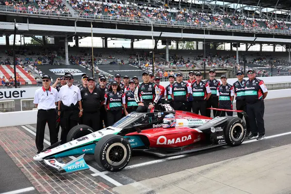 Tokyo, Japonya 'dan NTT INDYCAR SERIES sürücüsü Takuma Sato (75), Indianapolis 500' ün 109. koşusuna katıldıktan sonra ABD 'nin Speedway kentindeki Indianapolis Motor Yarış Pistinde geleneksel fotoğraf için poz veriyor..