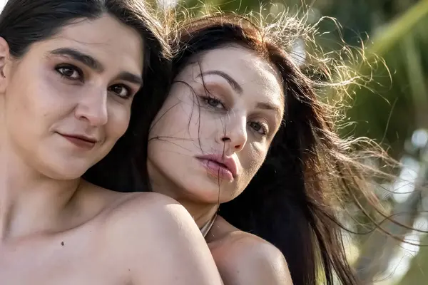 İki muhteşem kadın Karayip tatillerini kucaklıyor, kameraya parlak gülümsemelerle poz veriyorlar. Göz kamaştırıcı manzaralarla çevrelenmiş, unutulmaz kaçışlarının güzelliğini, macerasını ve neşesini yakalıyorlar..