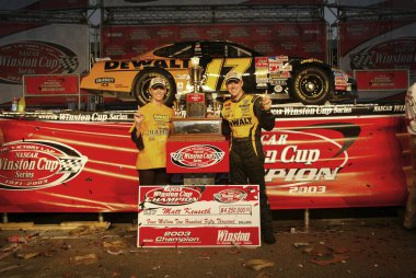 NASCAR Şampiyonu, MATT KENSETH, Homestead Miami Yarış Pisti 'nde NASCAR Şampiyonasını kazandıktan sonra kutlama yapıyor..