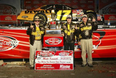 NASCAR Şampiyonu, MATT KENSETH, Homestead Miami Yarış Pisti 'nde NASCAR Şampiyonasını kazandıktan sonra kutlama yapıyor..